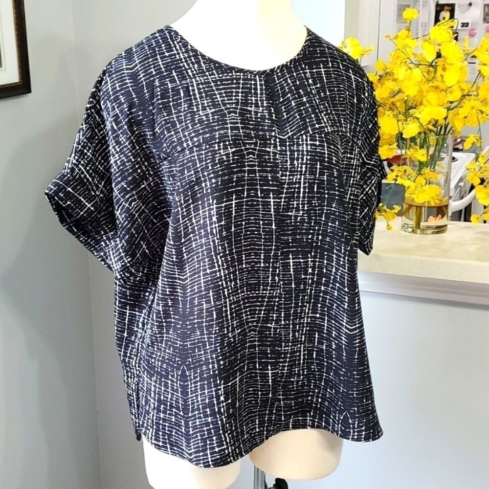 FOREVER 21 great women's classic black white top Raglan‎ Sleeve Meduim Boxy